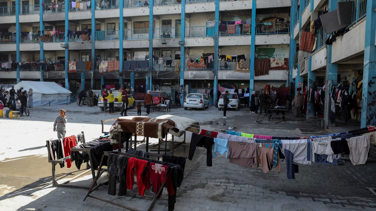 بعد "حظر الأونروا".. مصير مجهول للغزيين والمساعدات الإنسانية