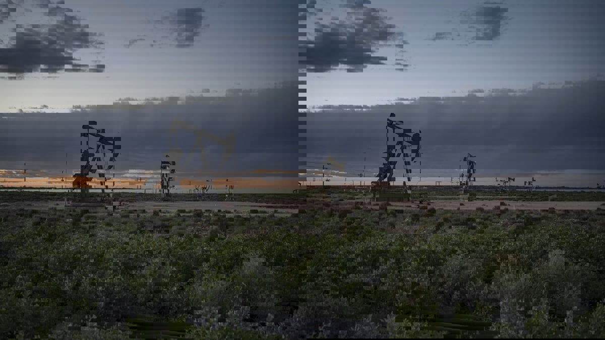 أسعار النفط تتراجع عن أعلى مستوى منذ 2014