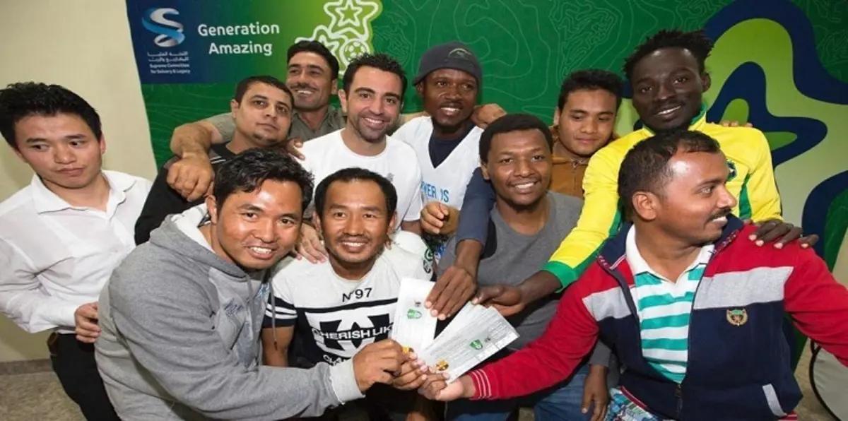 تشافي يهدي تذاكر مباراة برشلونة والأهلي للعمال