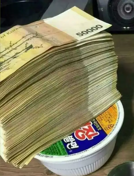 أوراق مالية فوق طبق طعام متواضع