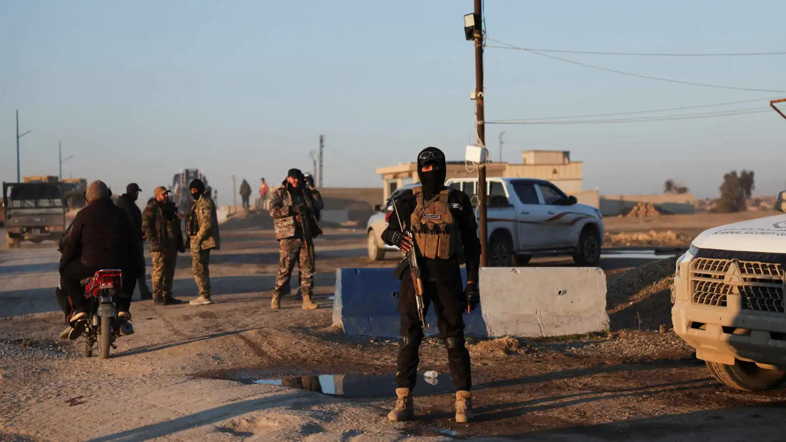 الجيش السوري يفتح ممرين إنسانيين إلى الحسكة و"عين العرب" (صور)