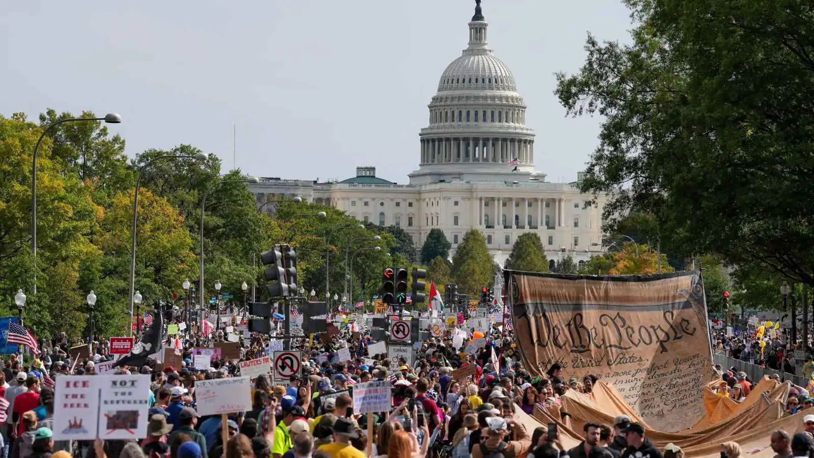 "الدفاع عن مبادئ أمريكا".. احتجاجات عارمة في نيويورك ضد ترامب (فيديو)