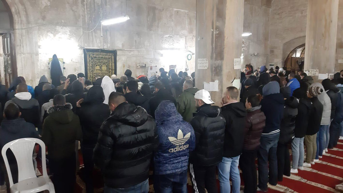 صلاة الفجر.. مظهر فلسطيني جديد للاحتجاج على إسرائيل وأمريكا (صور وفيديو)