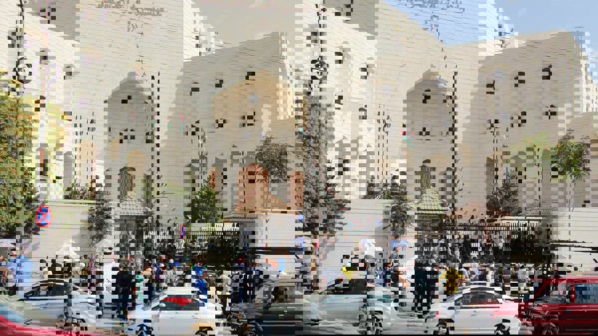 الأردن.. انتحلا صفة "متقصيين وبائيين" لسرقة منزل مسنة عراقية