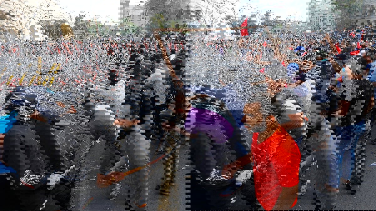 الحكومة العراقية توقف متهمين بإطلاق النار على متظاهرين