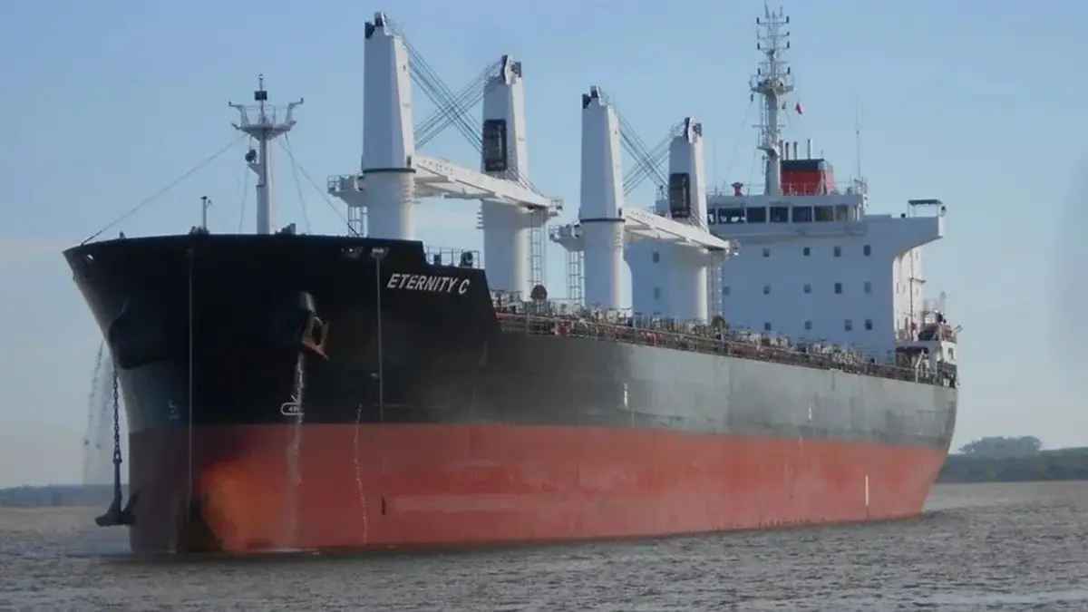 مصادر ملاحية ترجح احتجاز الحوثيين لـ 6 بحارة من طاقم سفينة أغرقوها