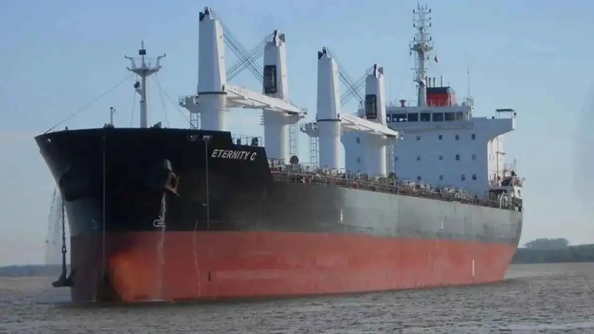 مصادر ملاحية ترجح احتجاز الحوثيين لـ 6 بحارة من طاقم سفينة أغرقوها