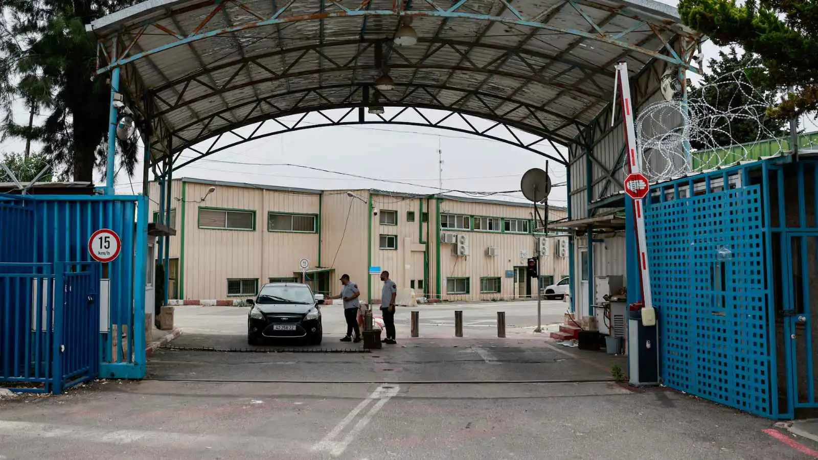 القوات الإسرائيلية تداهم مقر "الأونروا" في حي الشيخ جراح بالقدس