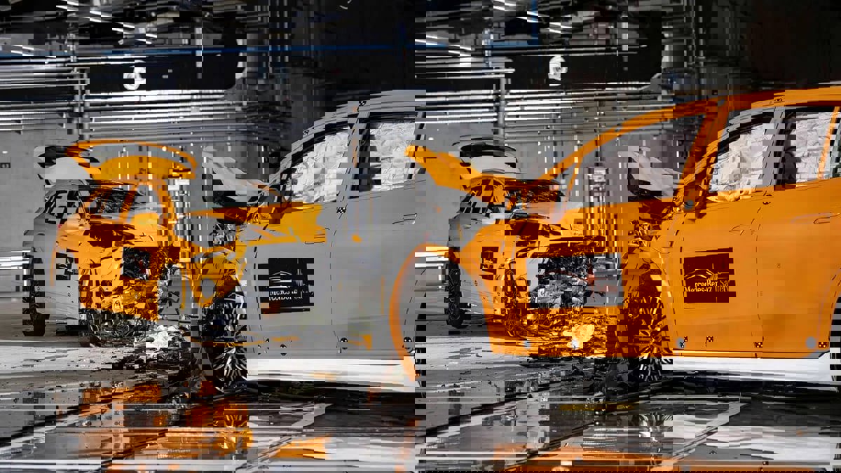 آمنة لركابها وخطرة على الآخرين.. ما لا تعرفه عن السيارات الكهربائية