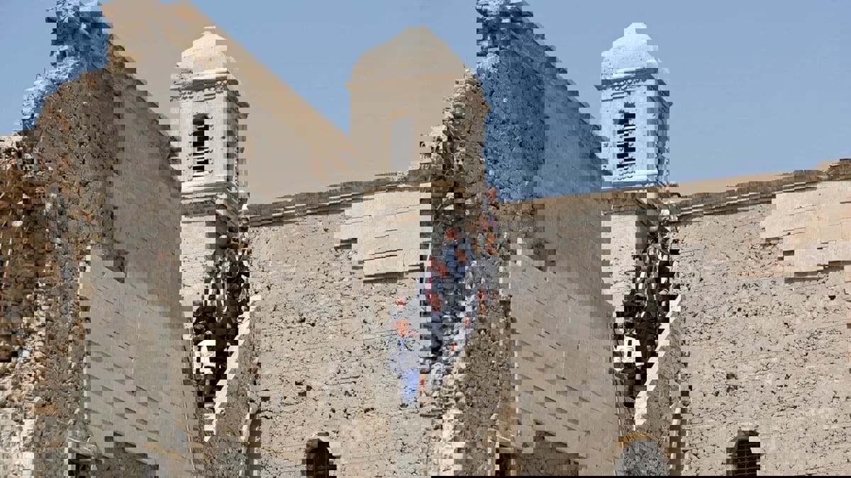 الرئيس الفرنسي يزور كنيسة "سيدة الساعة" والمسجد النوري في الموصل