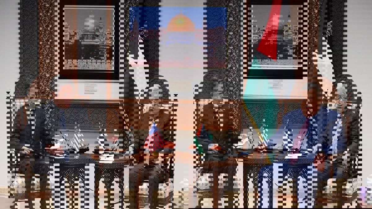 عباس لبلينكن: نطالب واشنطن بتطبيق حل الدولتين