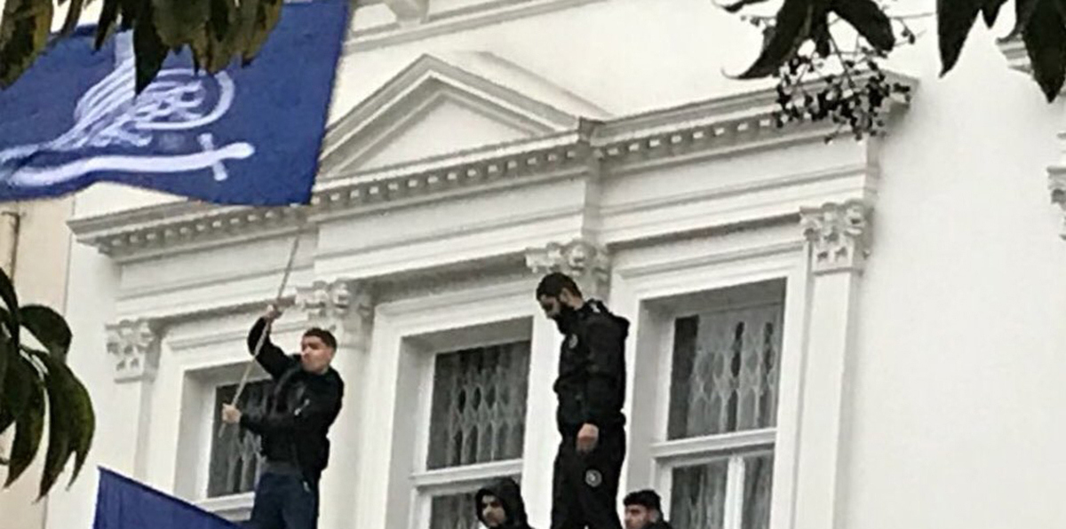 محتجون يقتحمون السفارة الإيرانية في لندن (صور وفيديو)