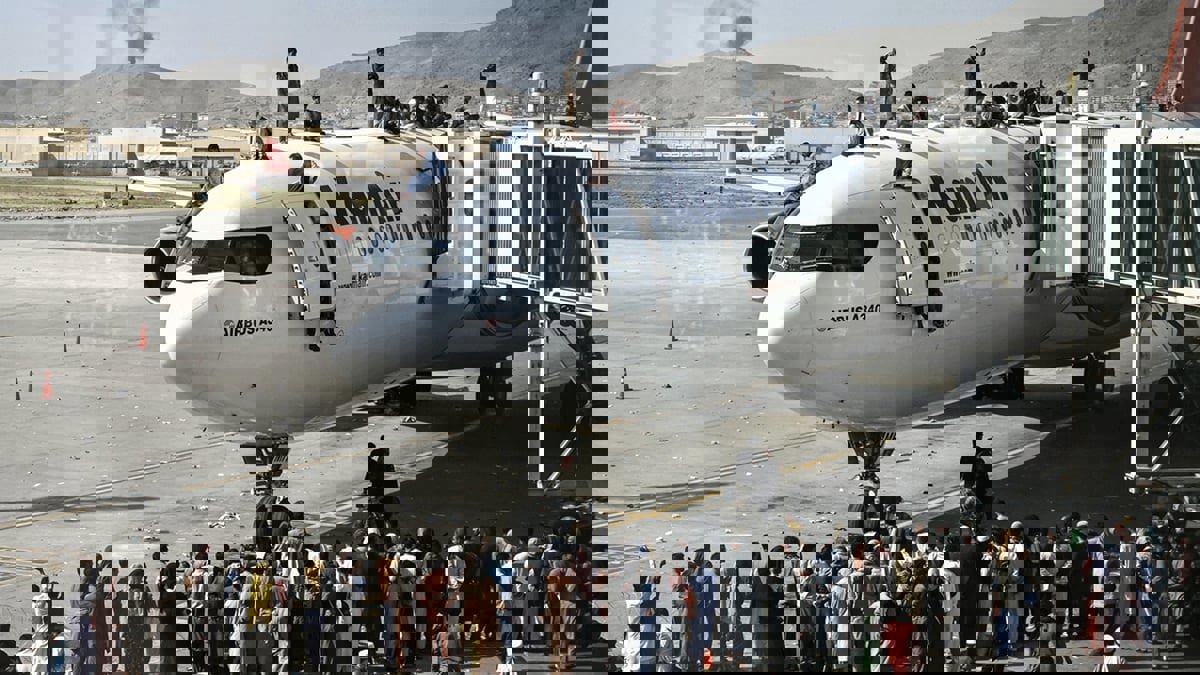 صحف عالمية: هروب الأفغان ينذر بموجة جديدة من اللاجئين.. وأوروبا تقرر التعايش مع كورونا