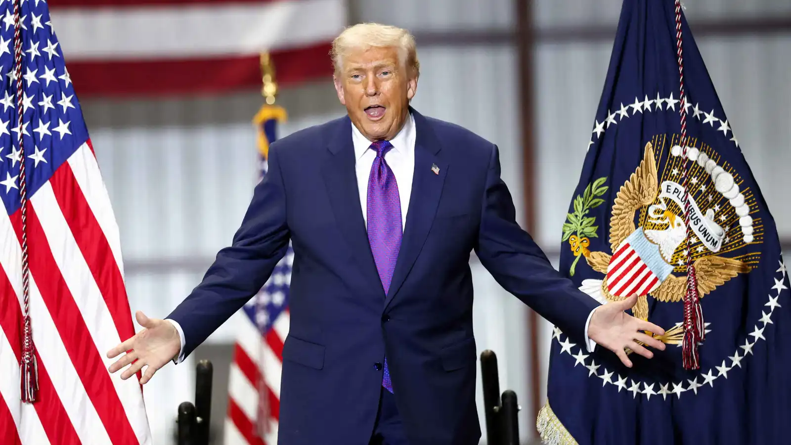 ترامب يمزج بين الدبلوماسية والإطراء في اجتماع "مجلس السلام"