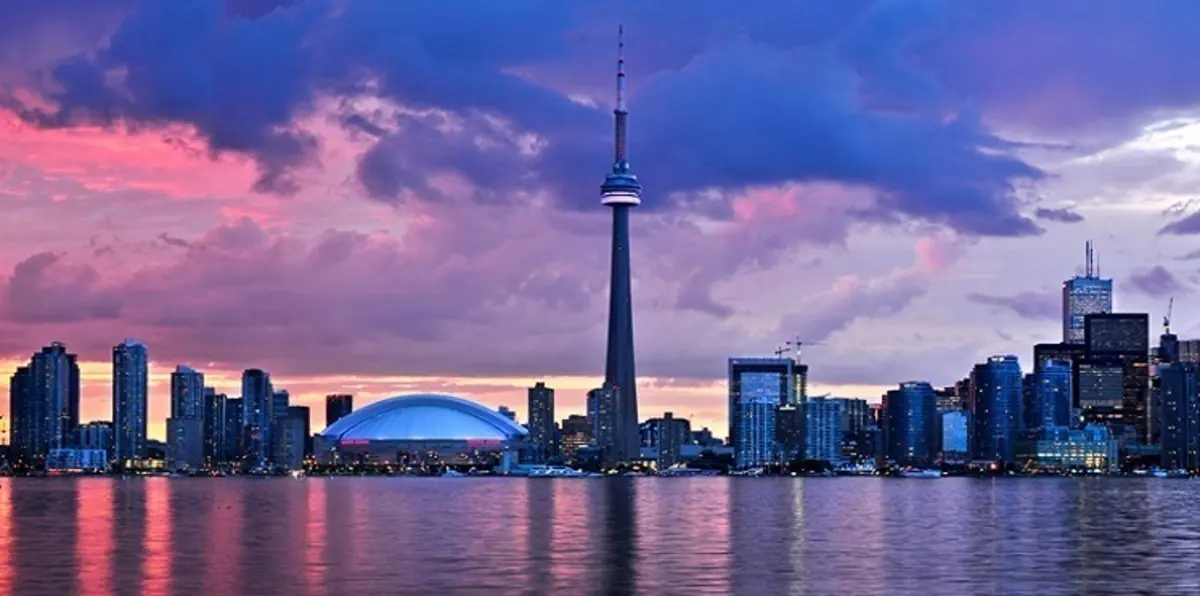 بالفيديو.. رعب في بلدة كندية بعد تحوّل مياهها للون القرنفلي