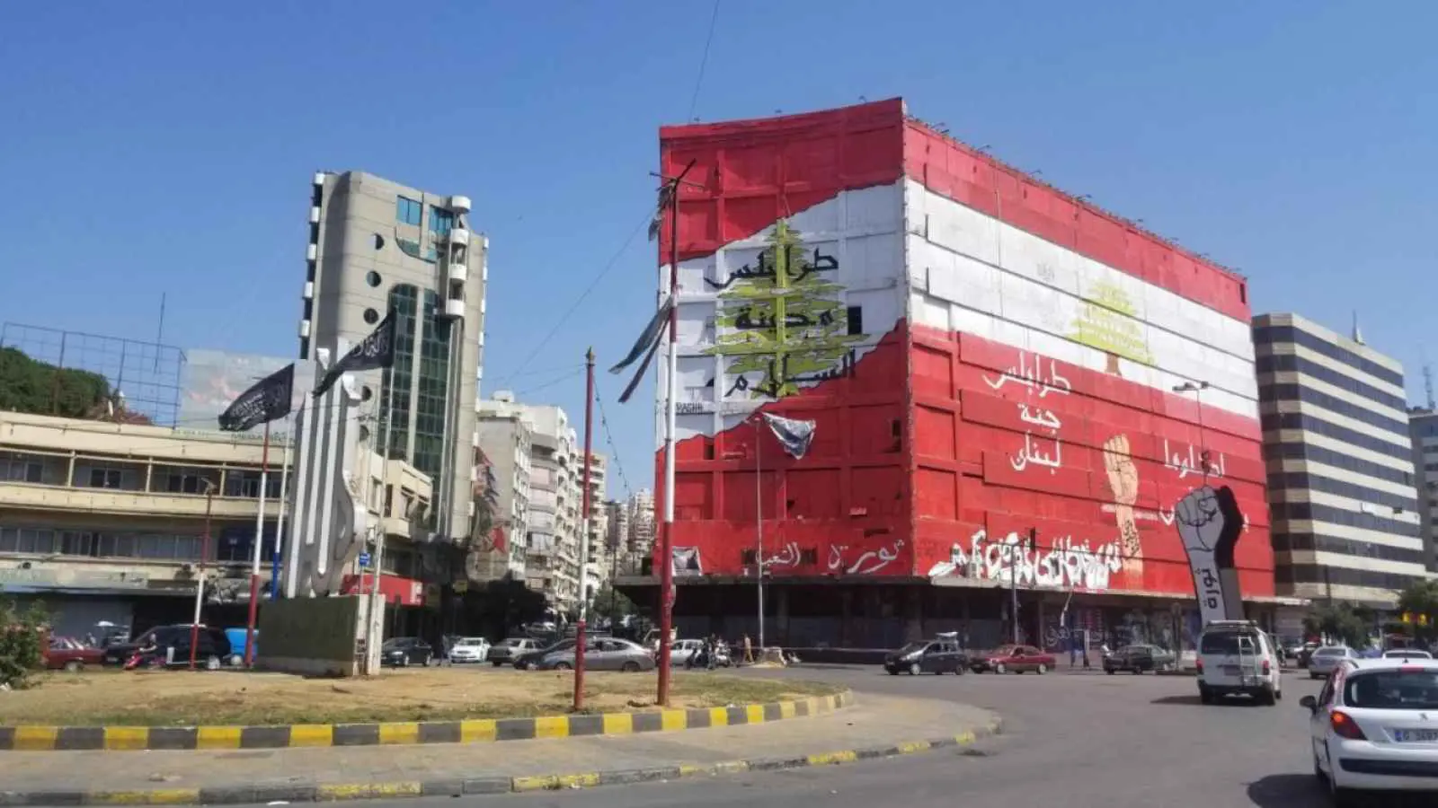 انهيار مبنى في طرابلس اللبنانية (فيديو)