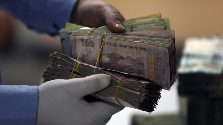 هبوط قياسي للريال اليمني.. واقتصاديون يحملون ميليشيا الحوثي المسؤولية
