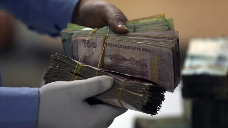 هبوط قياسي للريال اليمني.. واقتصاديون يحملون ميليشيا الحوثي المسؤولية
