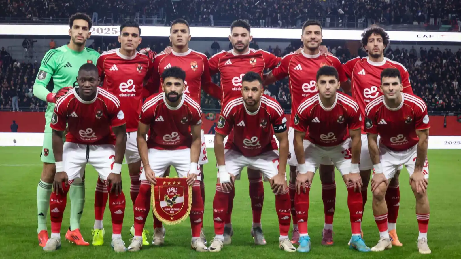 للعمل مع مدربه السابق.. نجم الأهلي المصري يوافق على الرحيل