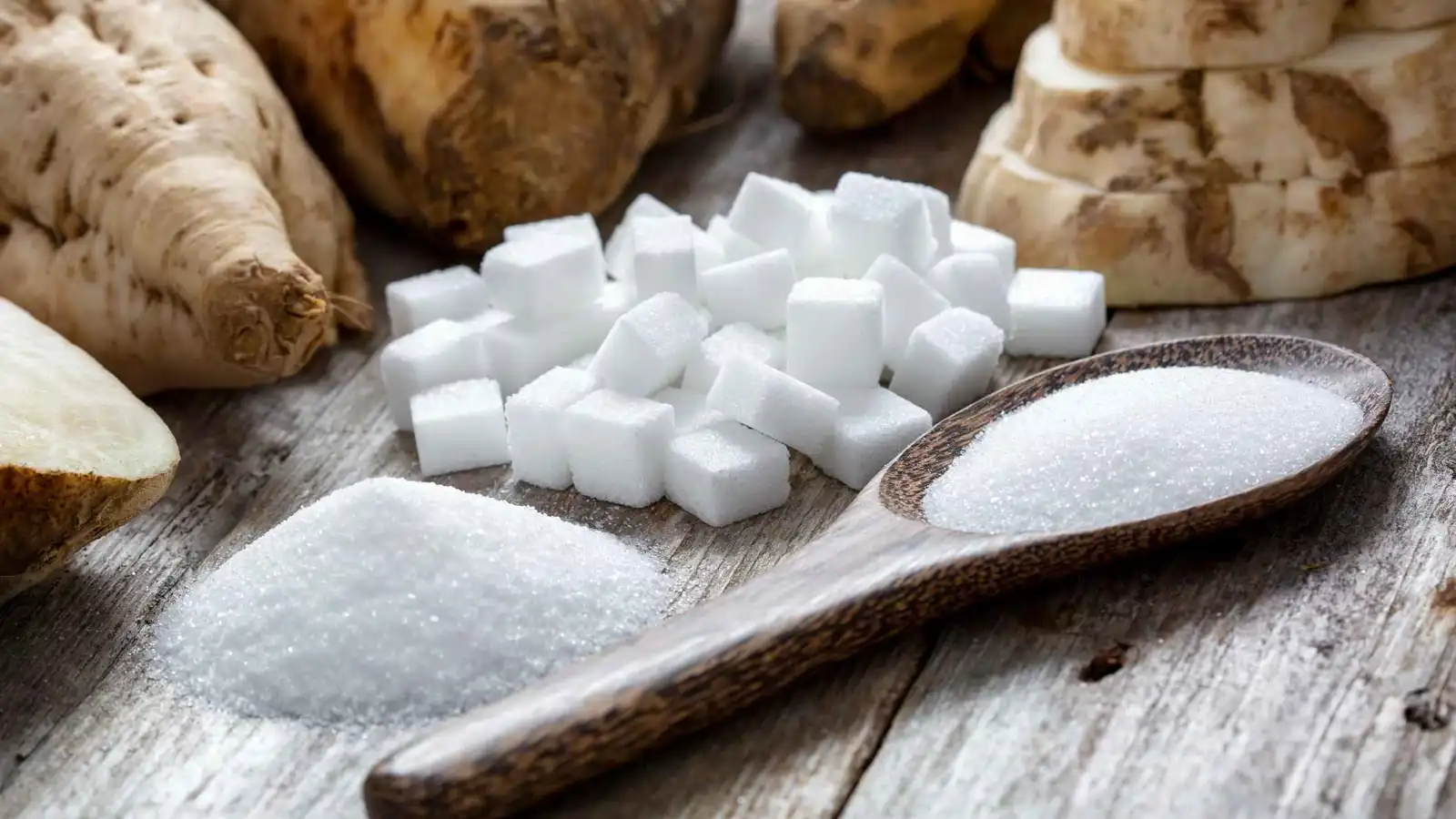نصف كوب من السكر يوميا.. مؤثرة شهيرة تواجه العلم والأطباء