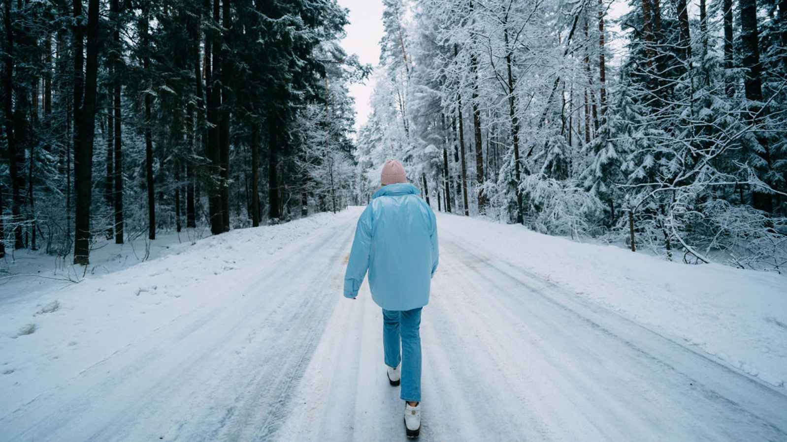 المشي في الشتاء يُعزز الصحة البدنية والعقلية