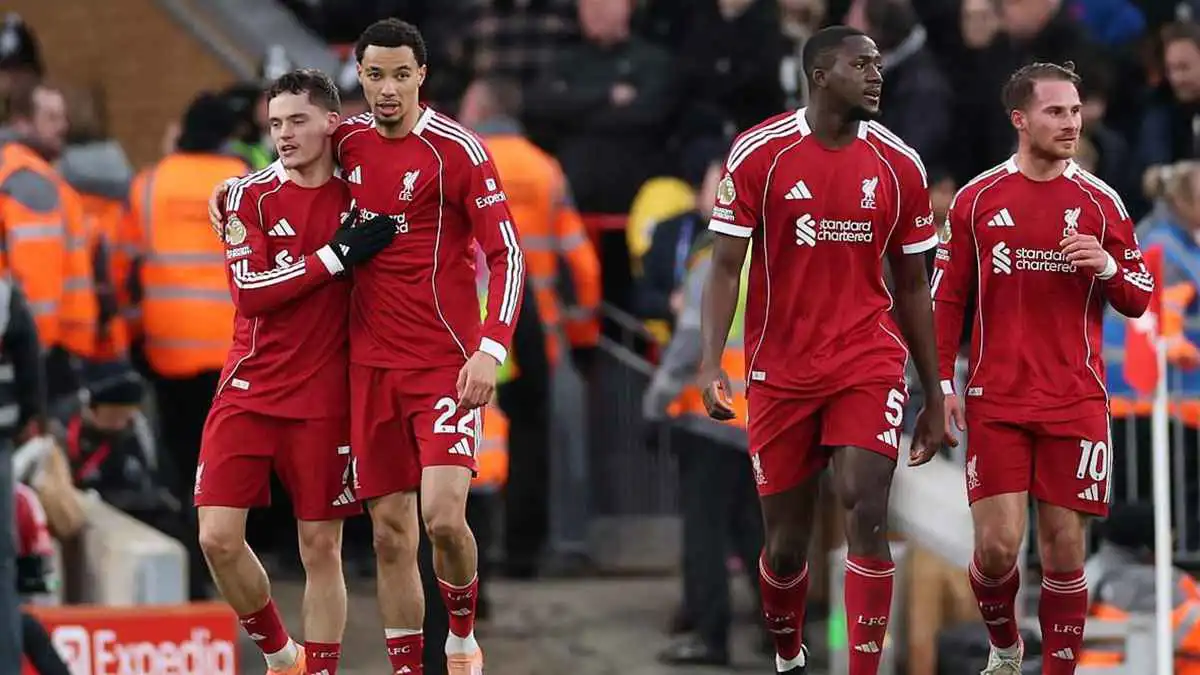 مستواه انهار تماما.. أكثر لاعب أثار استياء جمهور ليفربول أمام فولهام