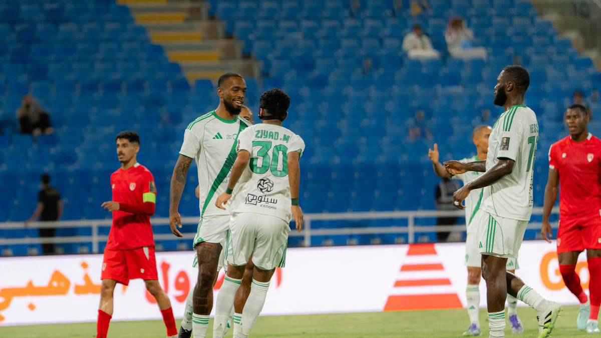 أول تحرك من توتنهام للتعاقد مع نجم الأهلي السعودي