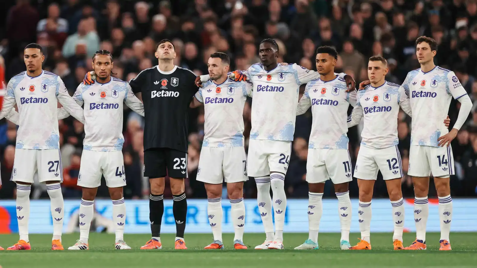 أستون فيلا يوجّه ضربة قوية لآرسنال وتشيلسي ويمدد عقد نجمه