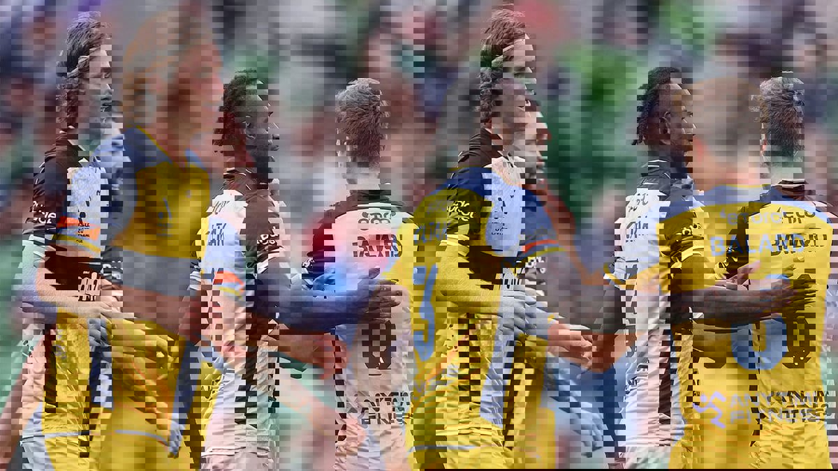 لاعب يهدر هدفًا محققًا في مرمى خالٍ من حارسه (فيديو)