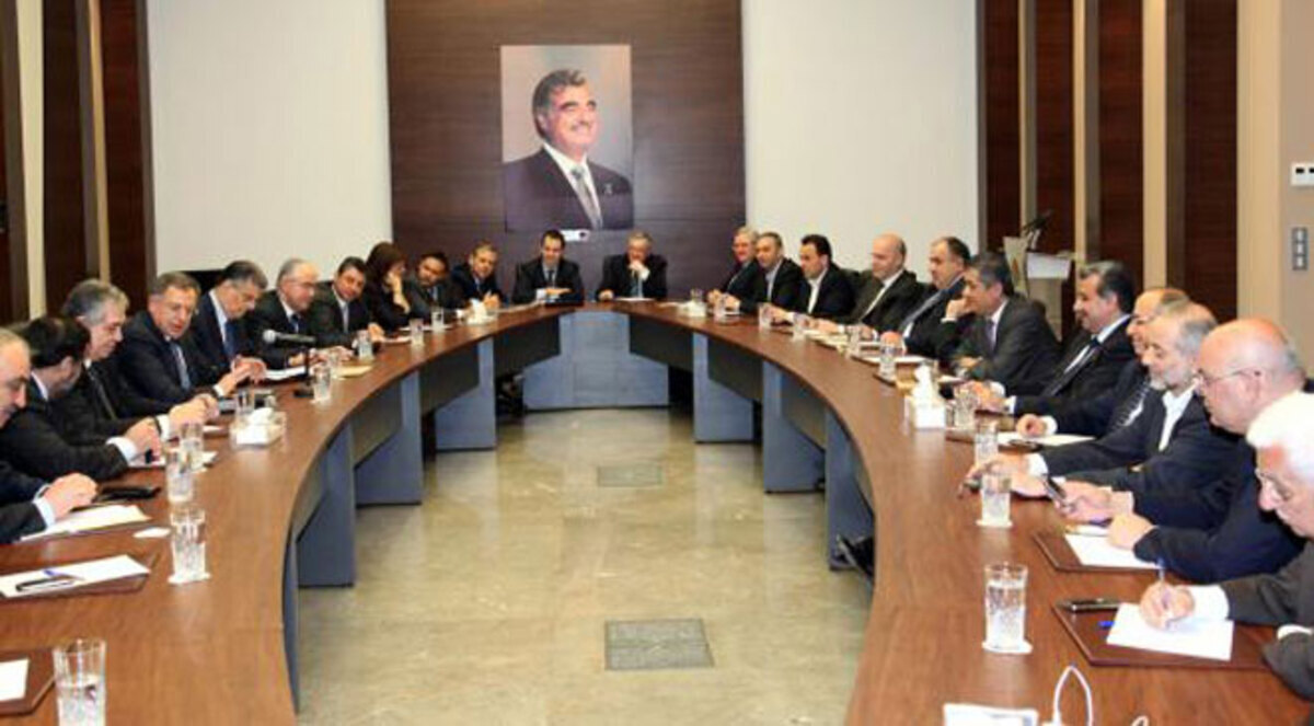 كتلة المستقبل: بقاء حزب الله في سوريا قد يطيح بلبنان