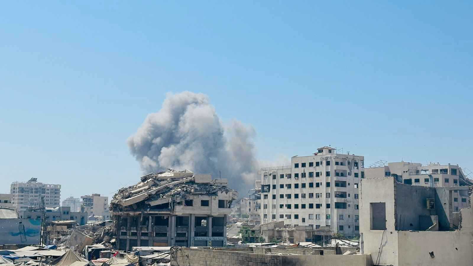 بـ3 غارات.. الجيش الإسرائيلي ينسف برج مشتهى في غزة (فيديو وصور)