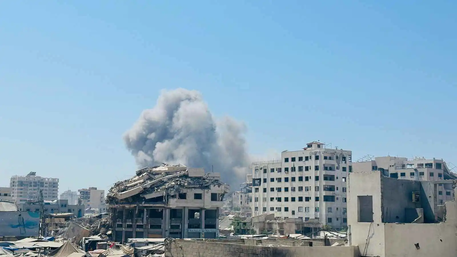 بـ3 غارات.. الجيش الإسرائيلي ينسف برج مشتهى في غزة (فيديو وصور)