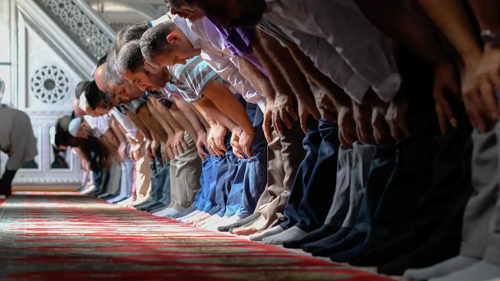 لأجل مباراة.. إمام مسجد يقصر وقت صلاة التراويح استجابة للمشجعين (فيديو)