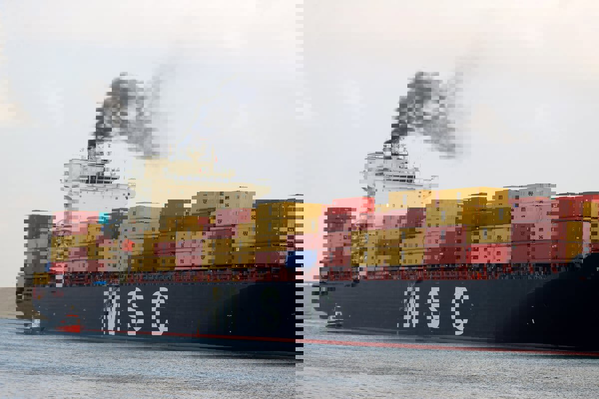 استهداف السفن المستمر في البحر الأحمر يرفع أسعار الشحن البحري