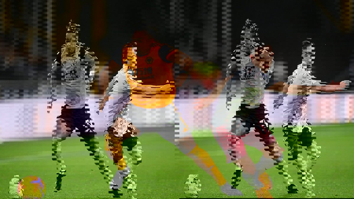 نزاع طريف بين أداما تراوري ونيتو حول بطانية (فيديو)