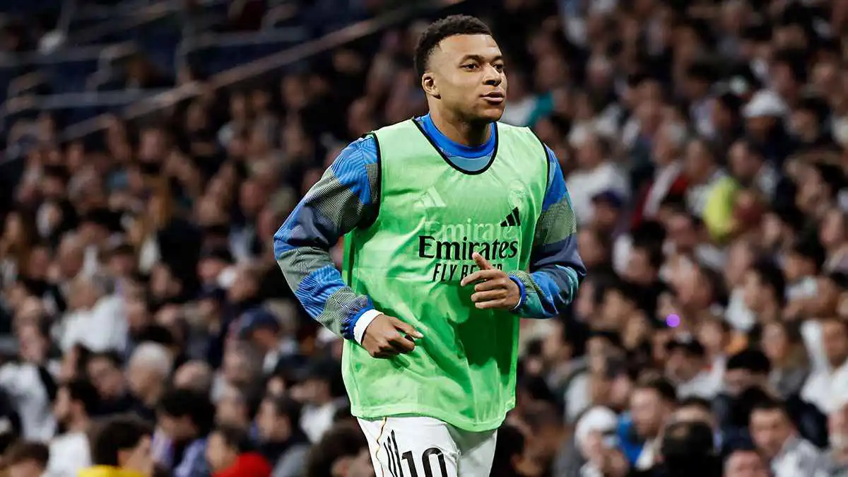 فضيحة.. هل عالج طاقم ريال مدريد الركبة السليمة لمبابي؟ (فيديو)