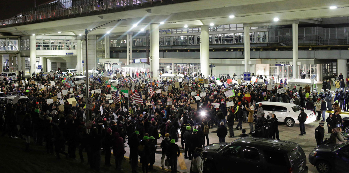 إعادة العمل بأمر ترامب بشأن حظر السفر يثير ارتباكًا في الشرق الأوسط