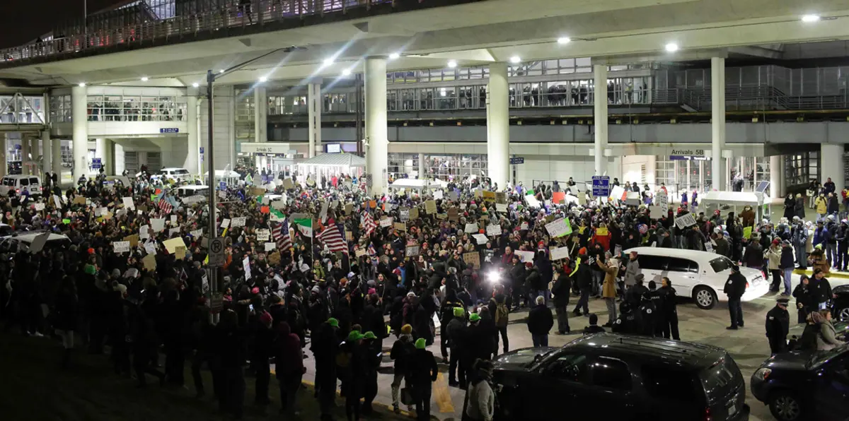 إعادة العمل بأمر ترامب بشأن حظر السفر يثير ارتباكًا في الشرق الأوسط