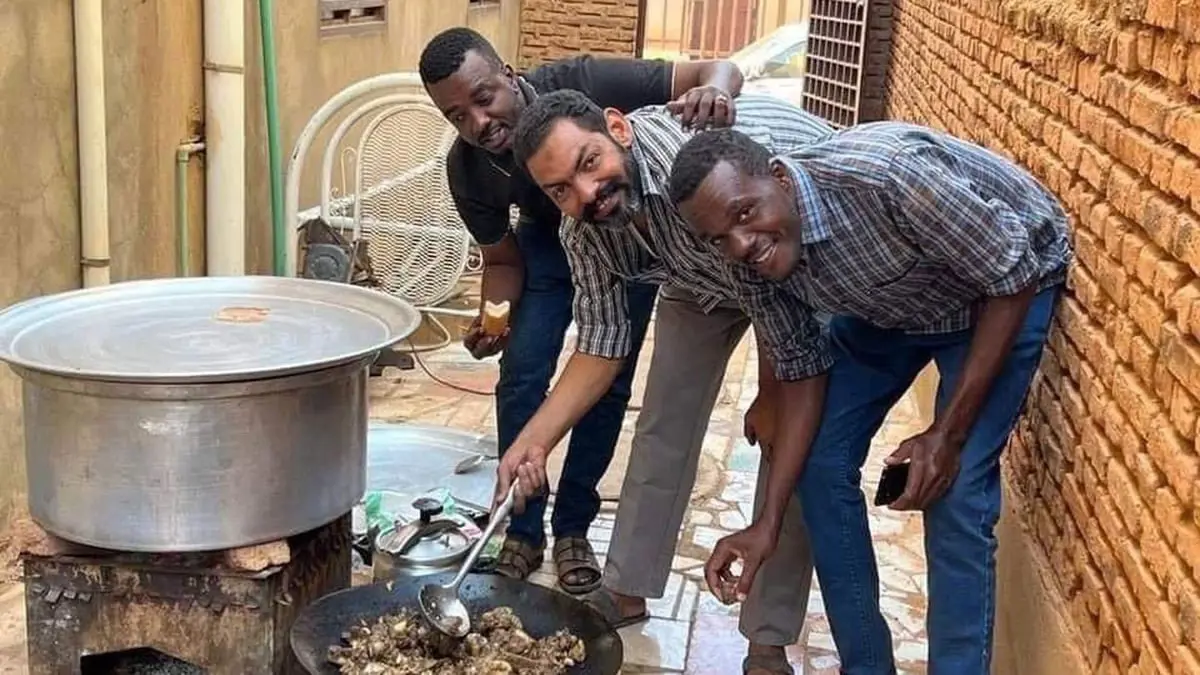 السودان.. عريس يحوّل تكاليف زفافه إلى وجبات طعام للمرضى

