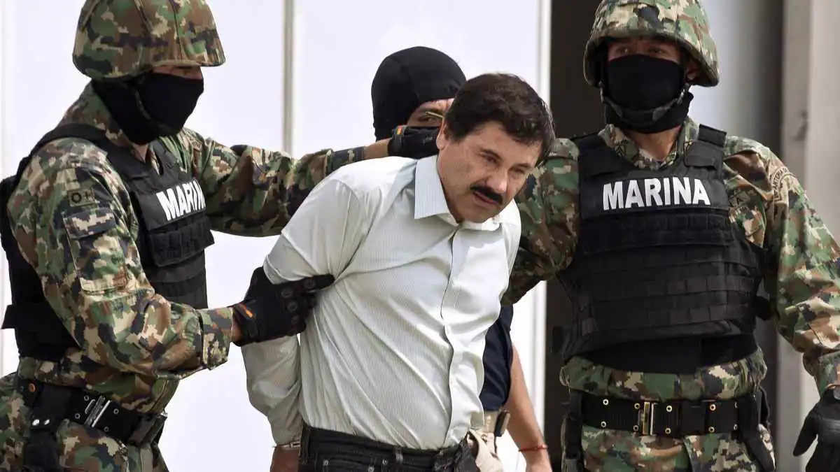 تاجر المخدرات المكسيكي نمسيو أوسجيرا "إل مينتشو"  خلال وقوعه في قبضة الشرطة