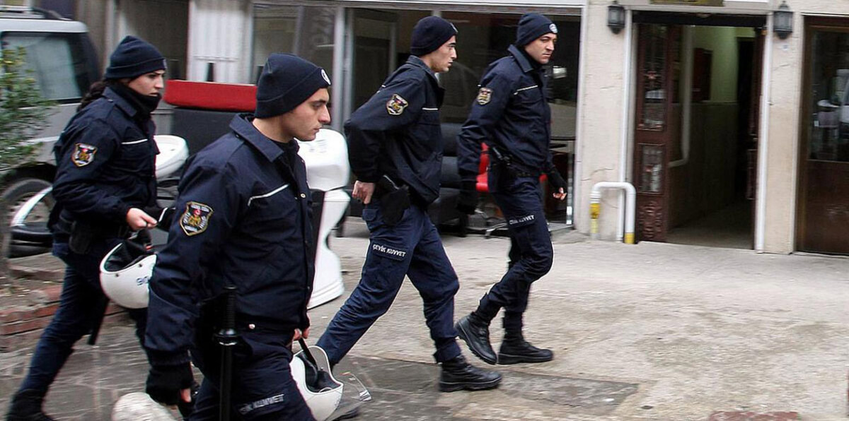 تركيا تعتقل عشرات من أفراد القوات الجوية لصلتهم بـ"غولن"