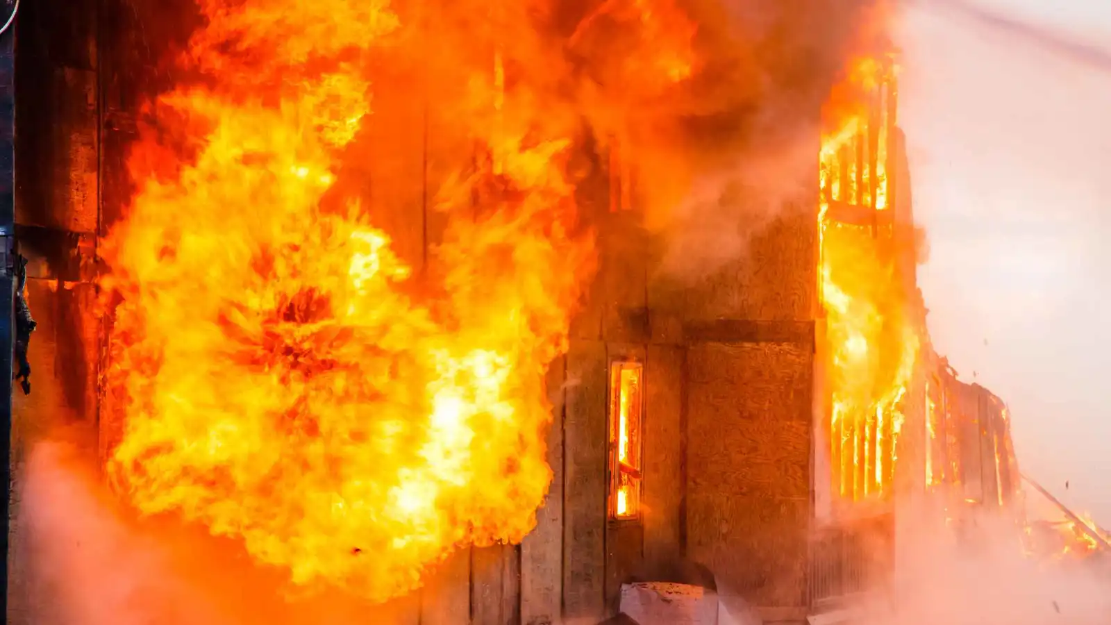 شاب يُضرم النار بمنزل عائلته ويتسبب بمصرع 3 في العراق