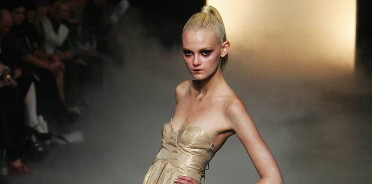 دور أزياء فرنسية تنضم لحملة منع تشغيل العارضات "النحيفات جدًا"