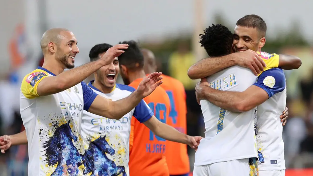 الخبيران التحكيميان فهد المرداسي ومحمد فودة يشتبكان على الهواء بسبب ركلة جزاء مباراة النصر ضد الفيحاء (فيديو)