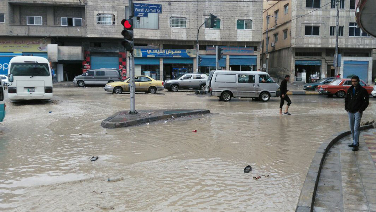 بعد غرق وسط عمّان.. مياه الأمطار تداهم "الرصيفة" الأردنية وتكبد تجارها خسائر فادحة (فيديو)