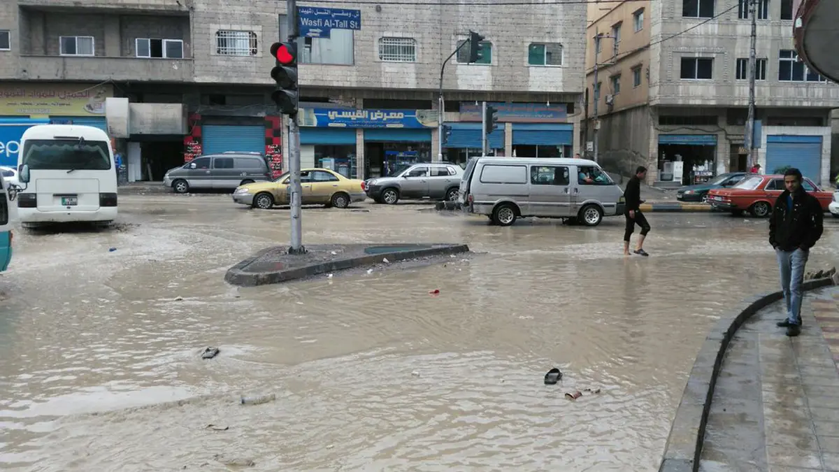 بعد غرق وسط عمّان.. مياه الأمطار تداهم "الرصيفة" الأردنية وتكبد تجارها خسائر فادحة (فيديو)