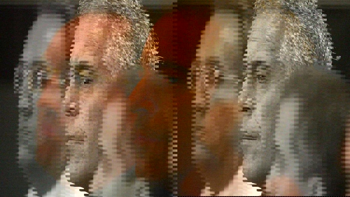 كتاب: جيفري إبستين كان يريد كشف أسرار ترامب وكلينتون