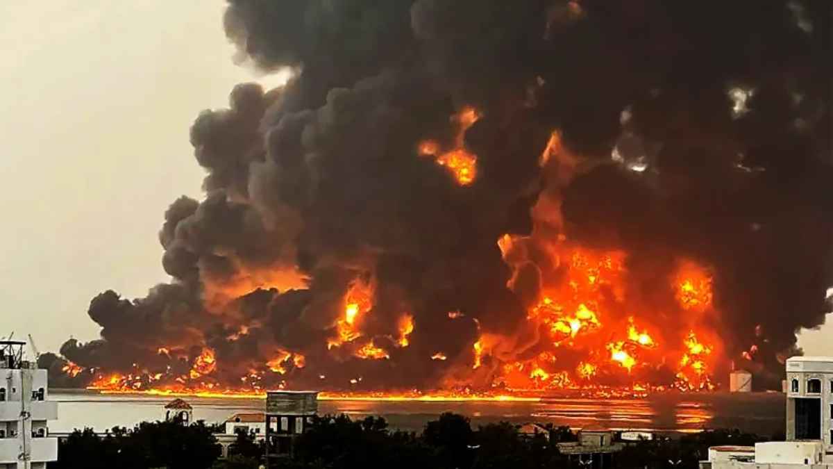 الجيش الإسرائيلي ينشر تفاصيل غاراته على ميناء الحديدة اليمني