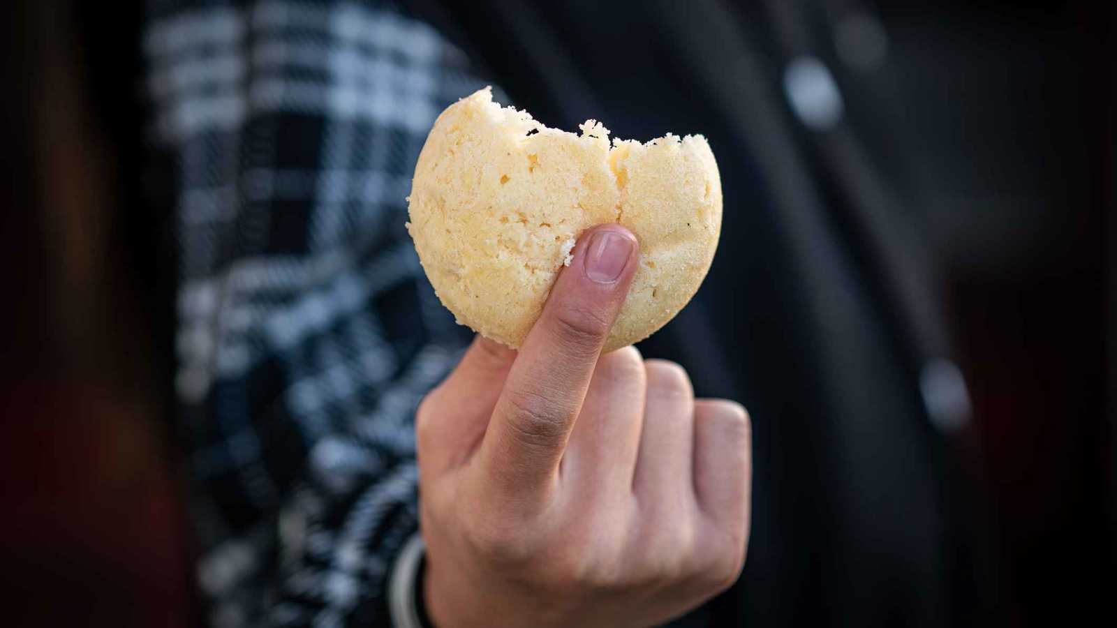 "قاعدة اللقمات الثلاث".. مخاطر بالجملة لصيحة "تيك توك" الجديدة (فيديو)