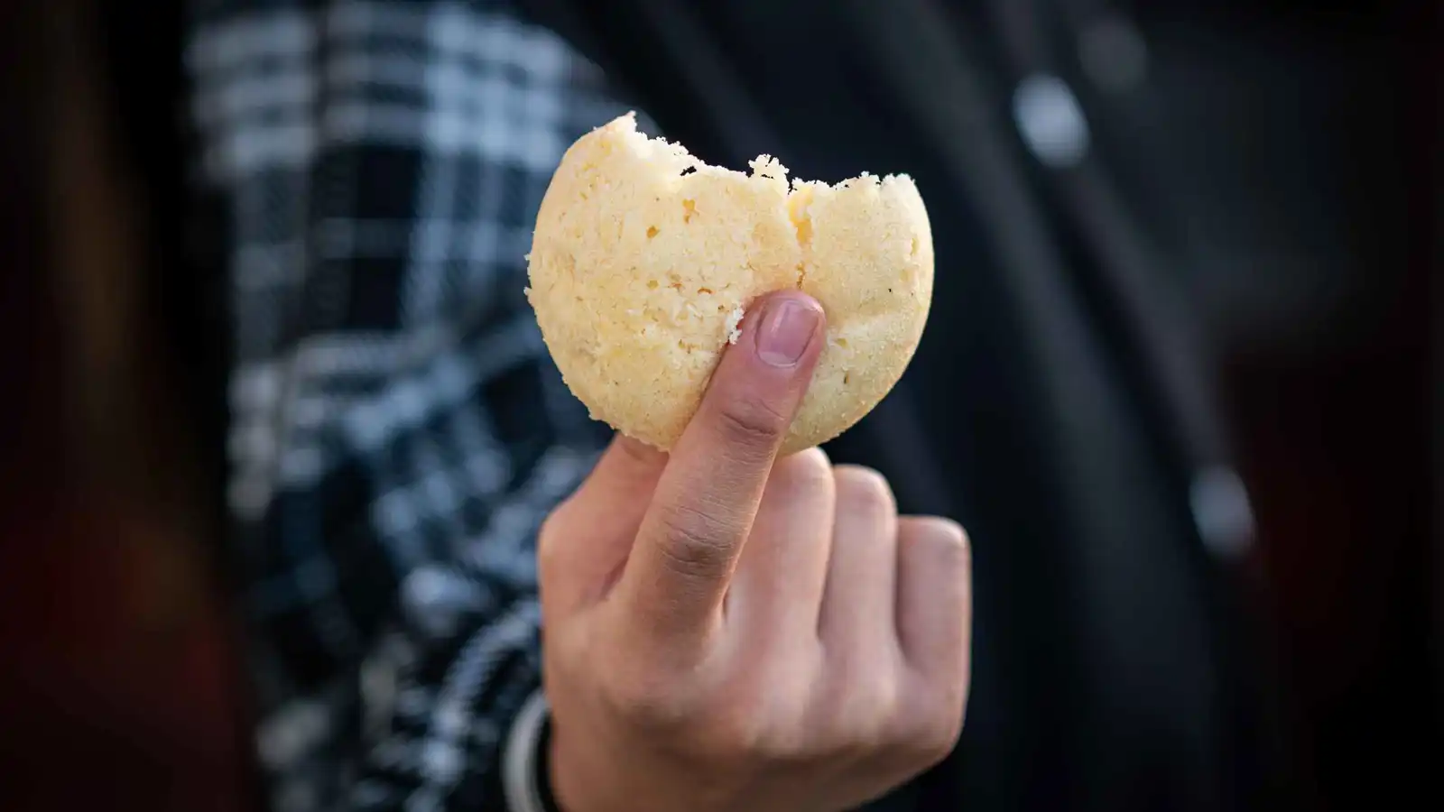 "قاعدة اللقمات الثلاث".. مخاطر بالجملة لصيحة "تيك توك" الجديدة (فيديو)